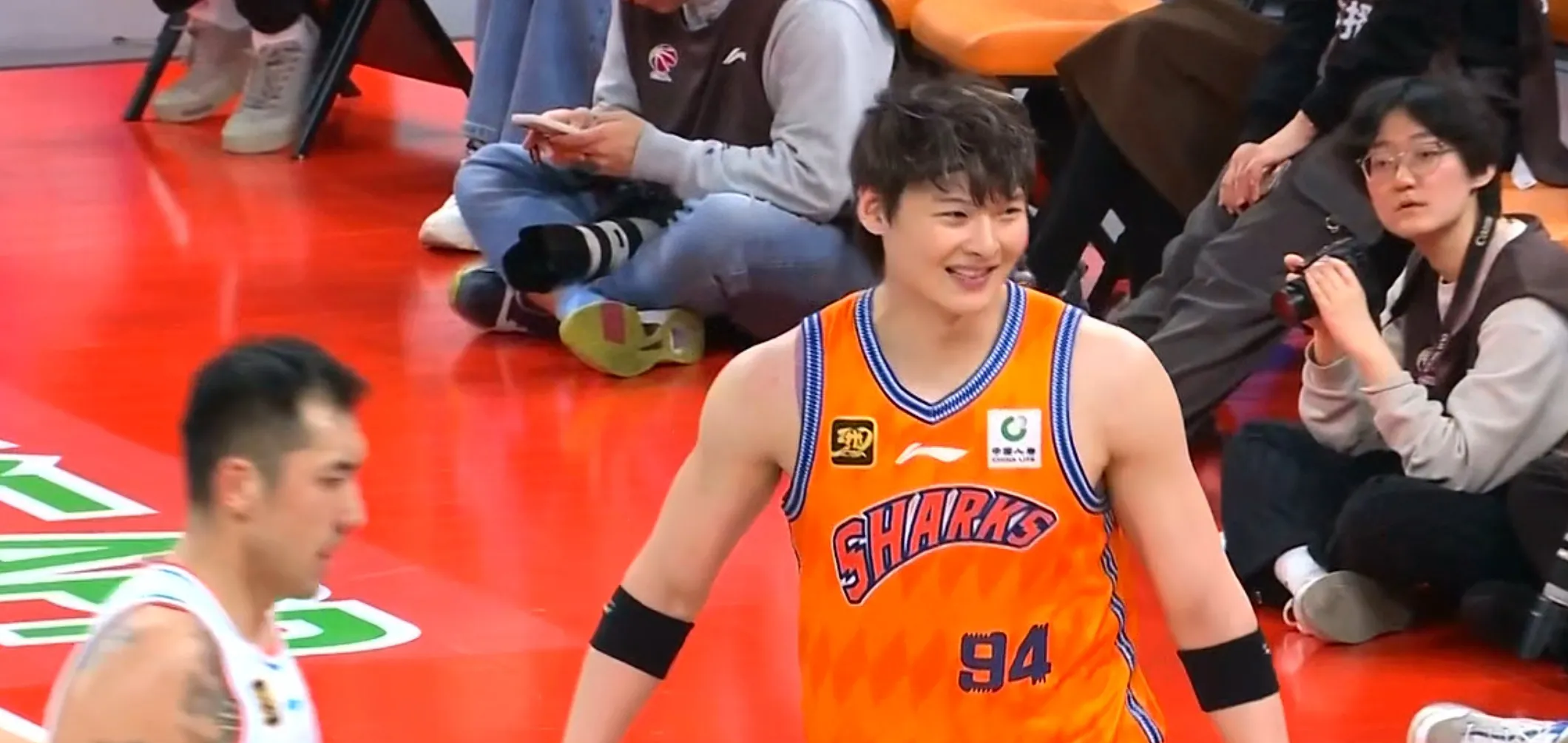 澳门威尼斯人娱乐城_王哲林17+6 上海34分胜四川2战全胜